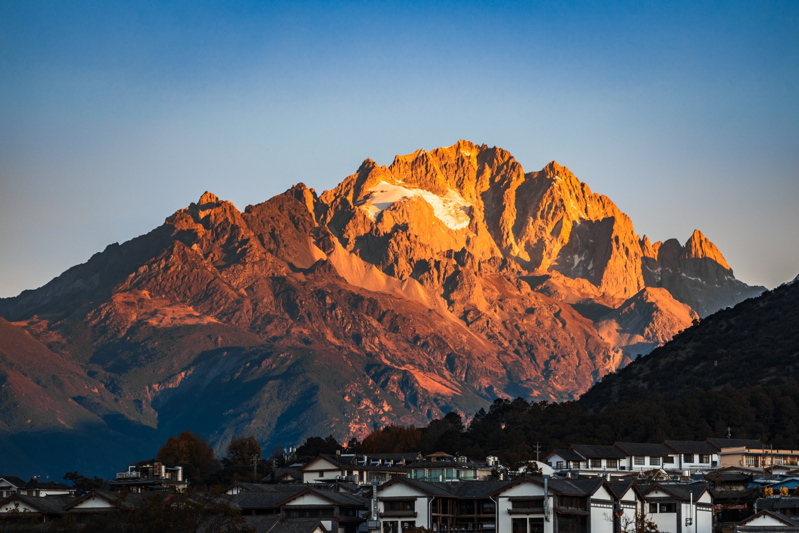 Jade Dragon Snow Mountain 2 — Charms of Yunnan: Mountain Escapes & Ethnic Cultures